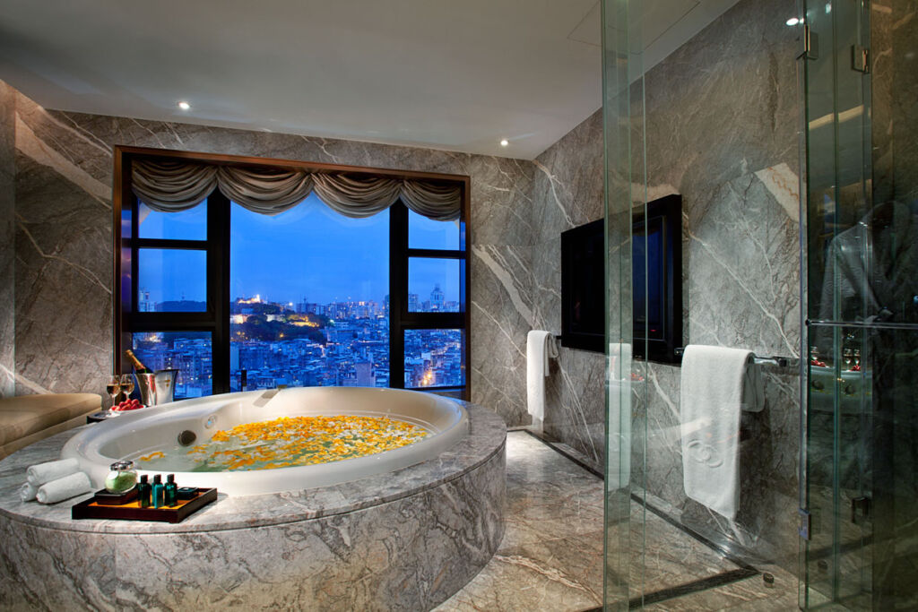 jacuzzi sofitel macau at ponte 16 mansion room